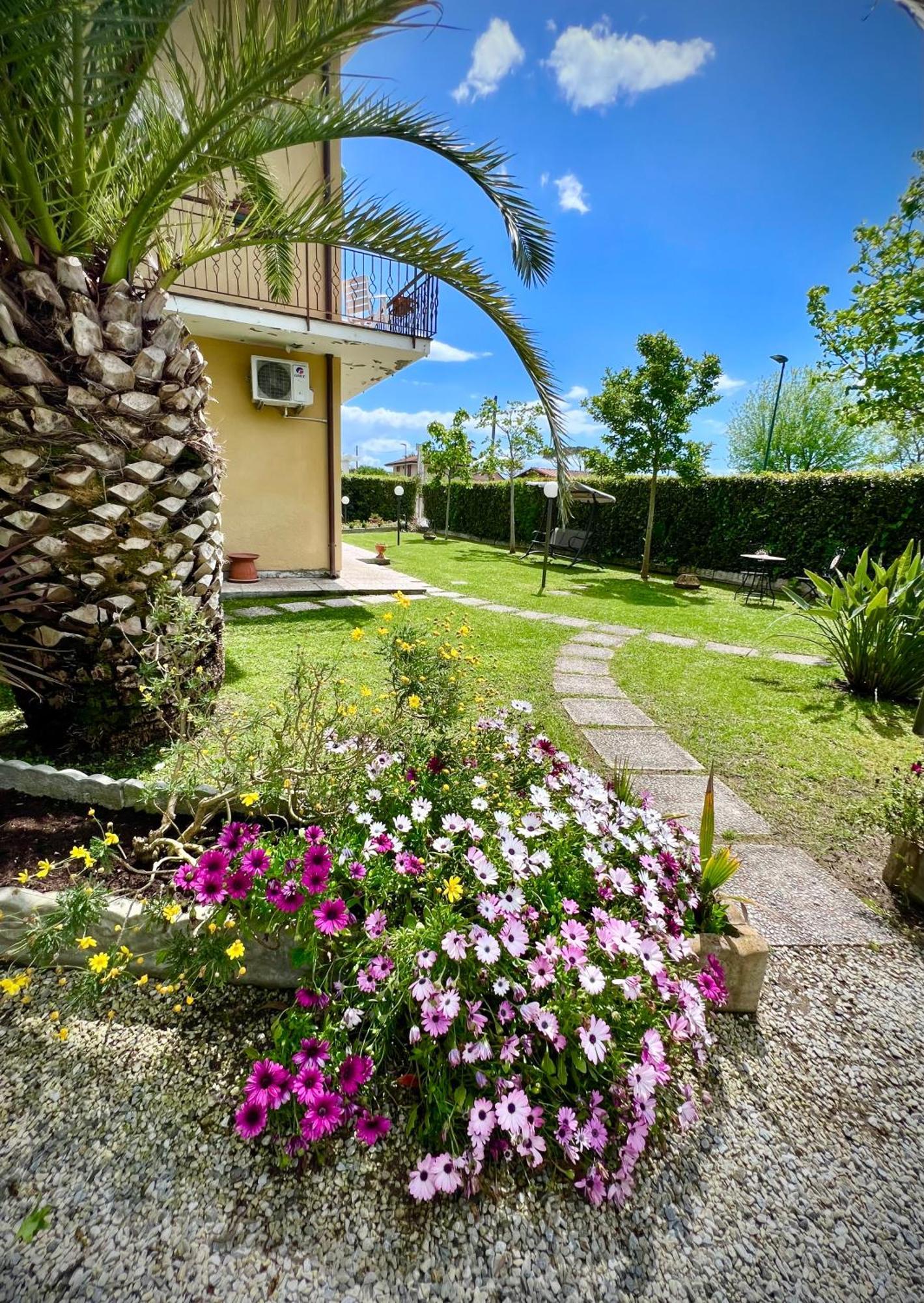 Bed&Breakfast Villa Lorena Forte dei Marmi Exterior photo