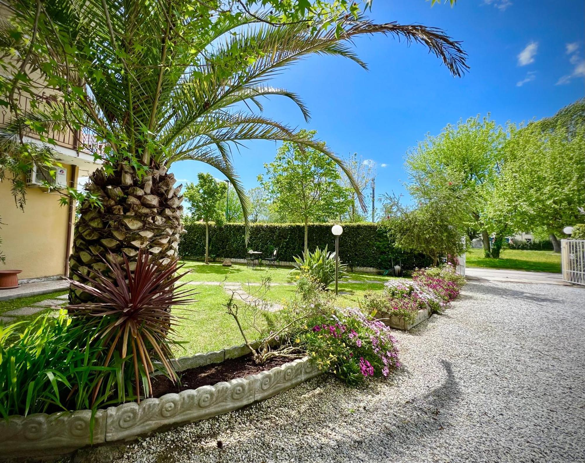 Bed&Breakfast Villa Lorena Forte dei Marmi Exterior photo
