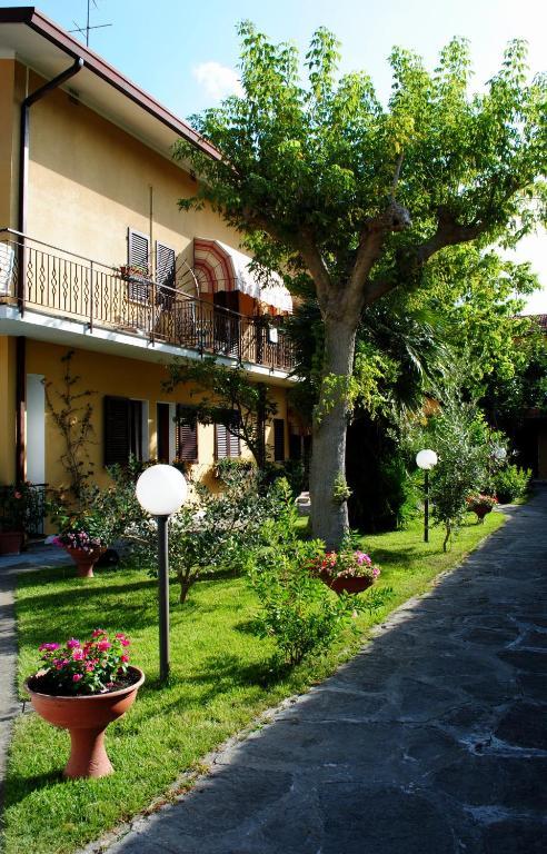 Bed&Breakfast Villa Lorena Forte dei Marmi Exterior photo